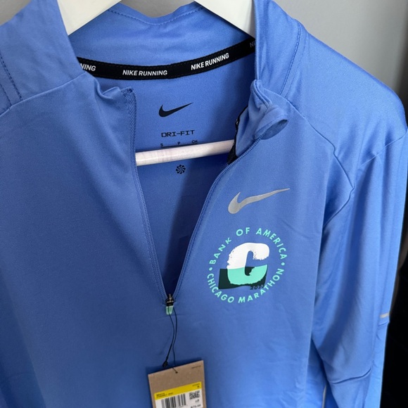 🚨SOLD ON DEPOP🚨Nike Dri-FIT Element 1/2 Zip Chicago Marathon '23 Edition - Picture 3 of 4